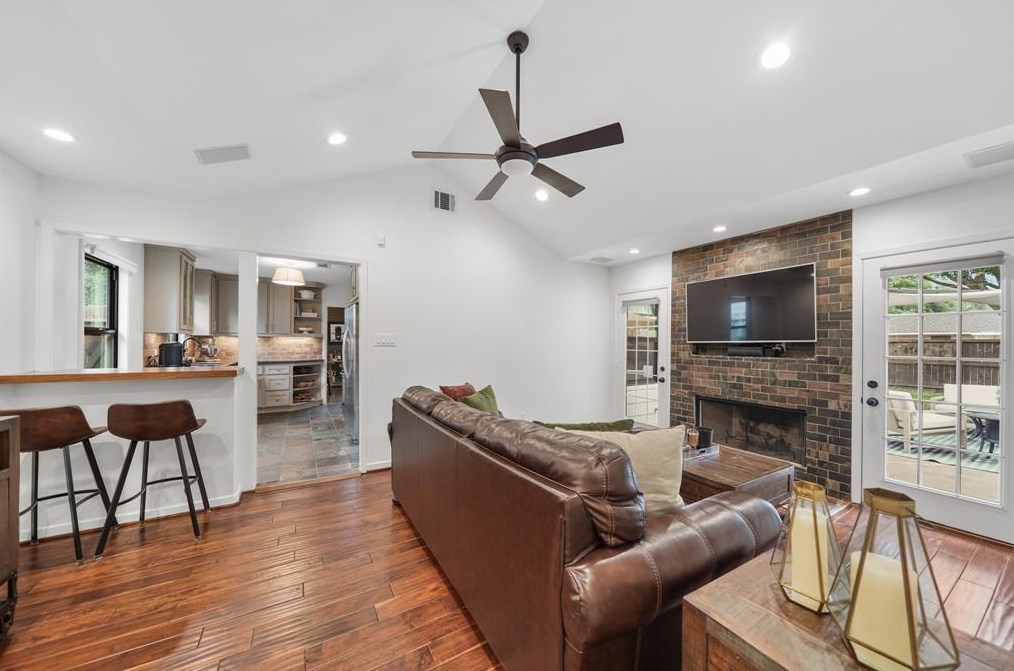 2203 Saxon, Houston TX  77092-5140 exterior