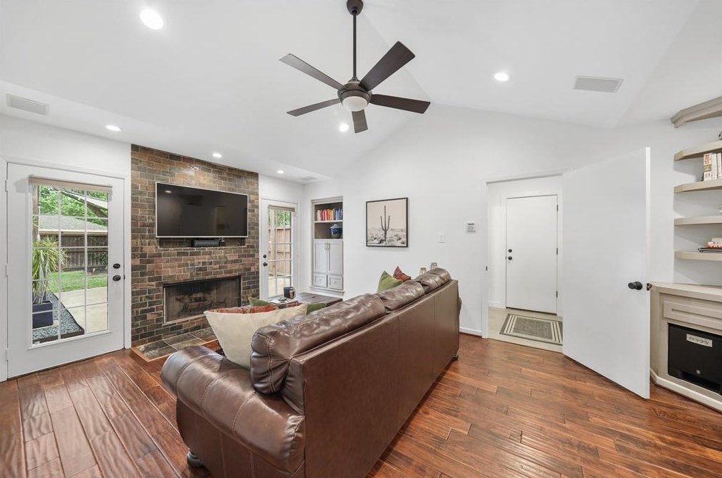 2203 Saxon, Houston TX  77092-5140 exterior