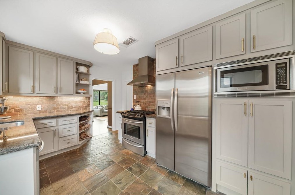 2203 Saxon, Houston TX  77092-5140 exterior