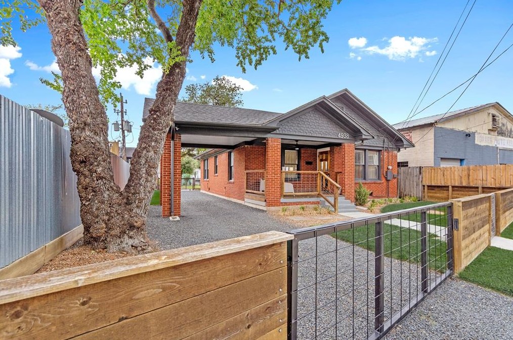 4938 Oakland St, Houston, TX 77023-1410