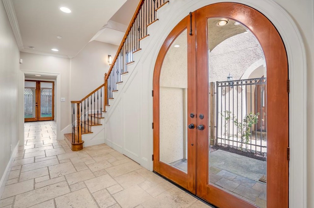 2012 Hazard St, Houston TX  77019-6111 exterior