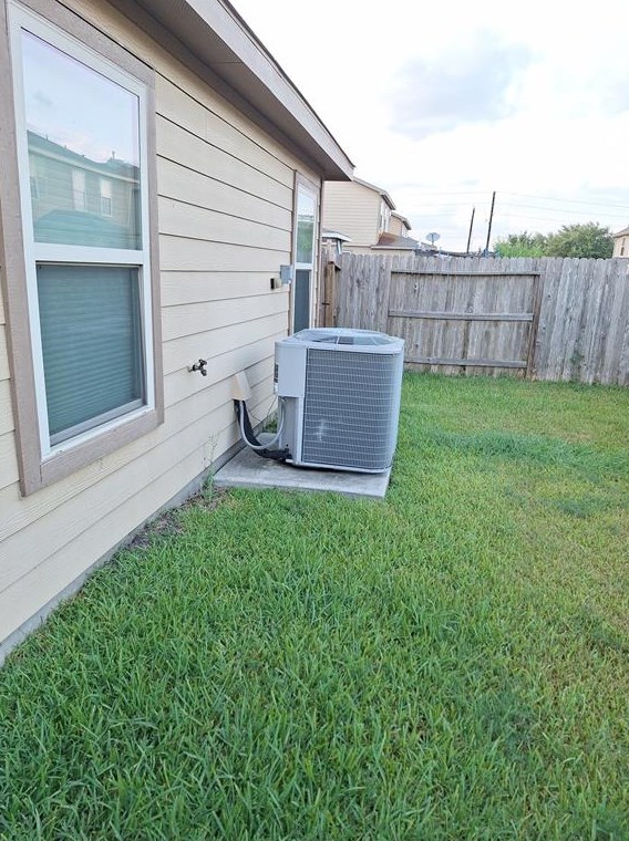 2519 Skyview Pt, Houston TX  77047-8123 exterior