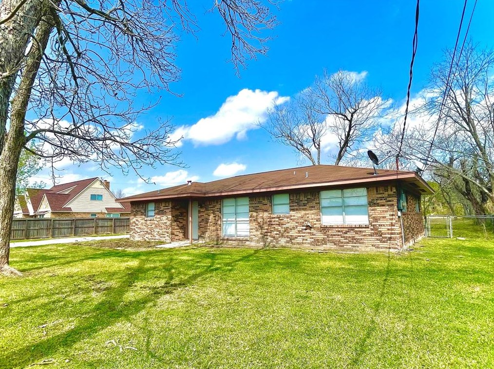 5622 Sheppard Rd, Baytown, TX 77521-9635
