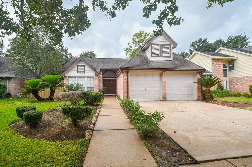 4827 Sunshine Dr, Sugar Land, TX 77479