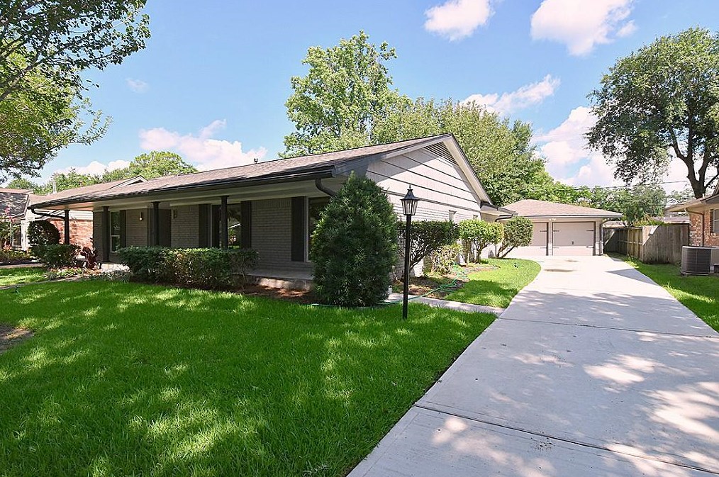 5027 Wigton Dr, Houston, TX 77096-5327
