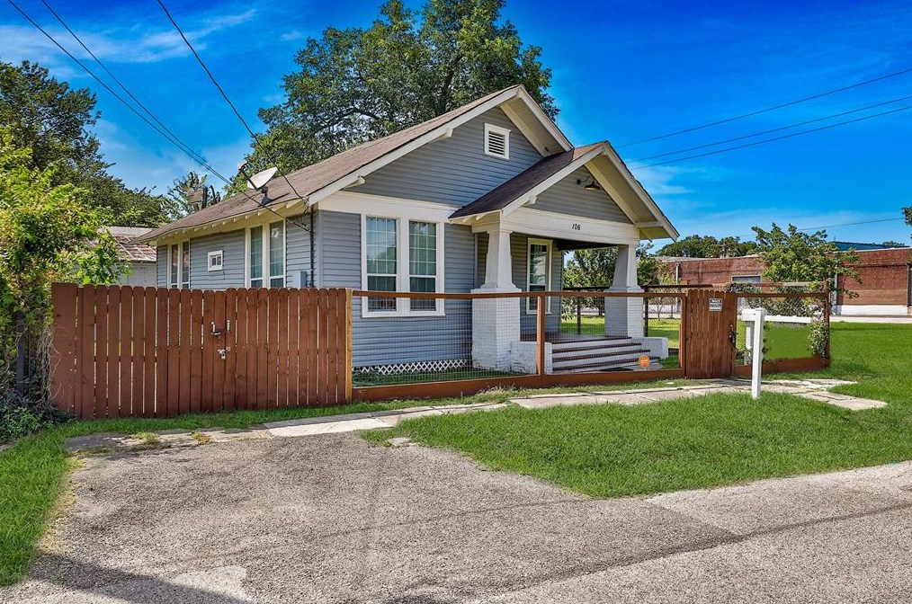 106 Drennan St, Houston, TX 77003-2601
