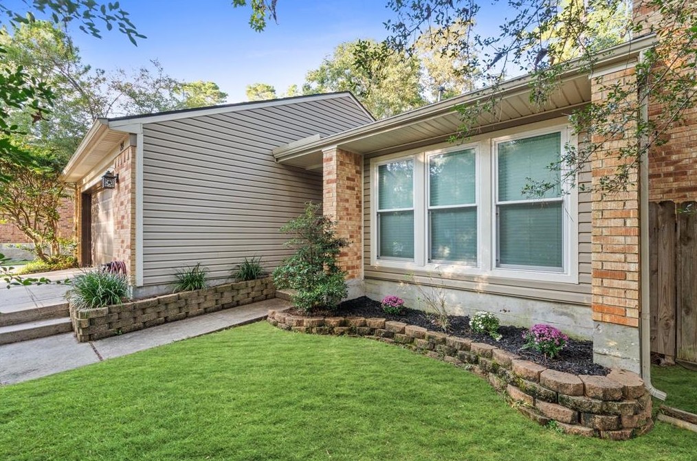 24 E Wandering Oak Dr, Spring, TX 77381