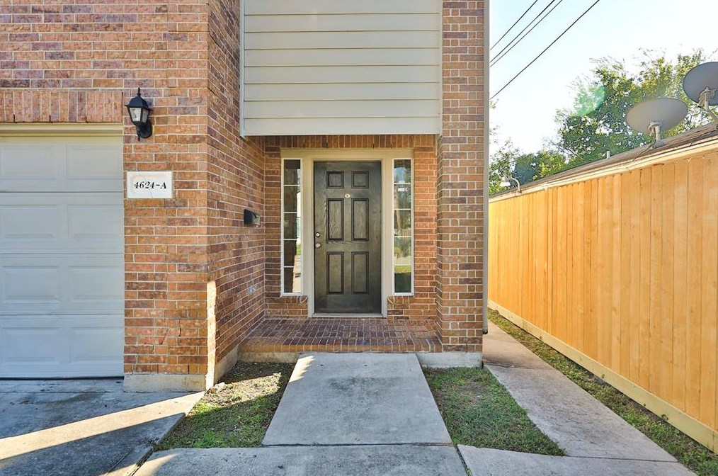 4624 Larkspur St, Houston TX  77051-2828 exterior