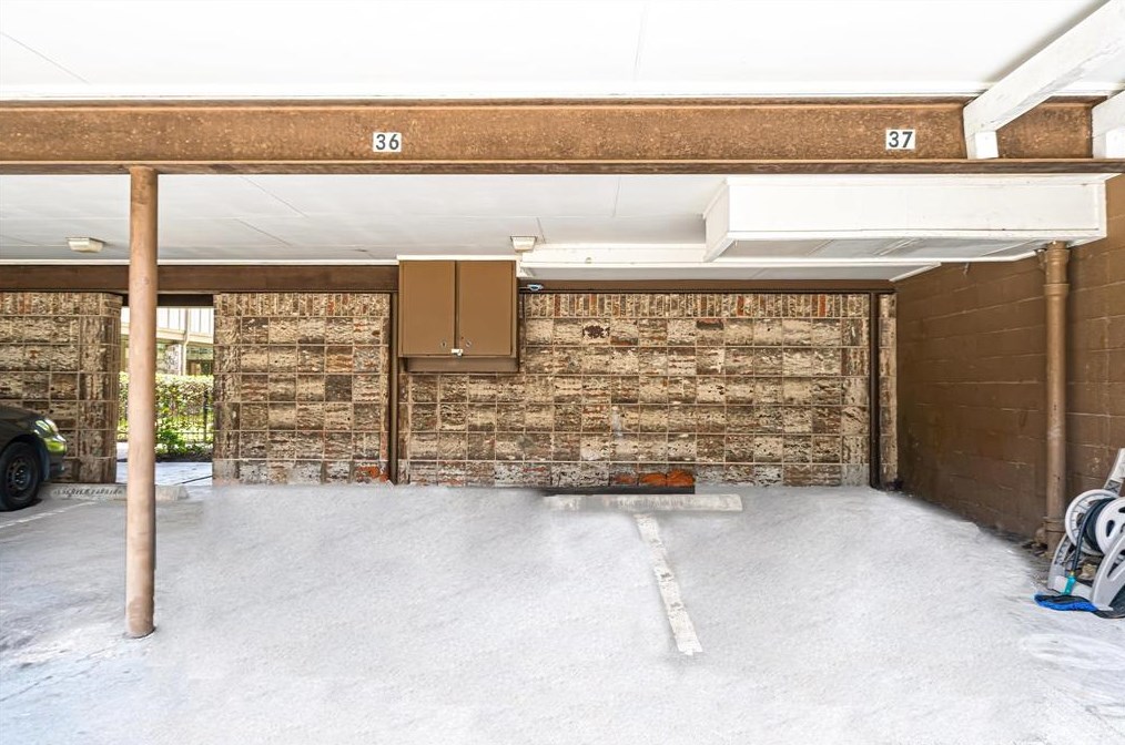 2574 Marilee Ln, Houston TX  77057-4253 exterior