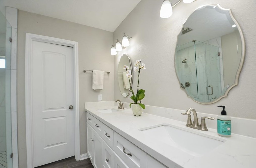 11311 Wickersham Ln, Houston TX  77027-4013 exterior