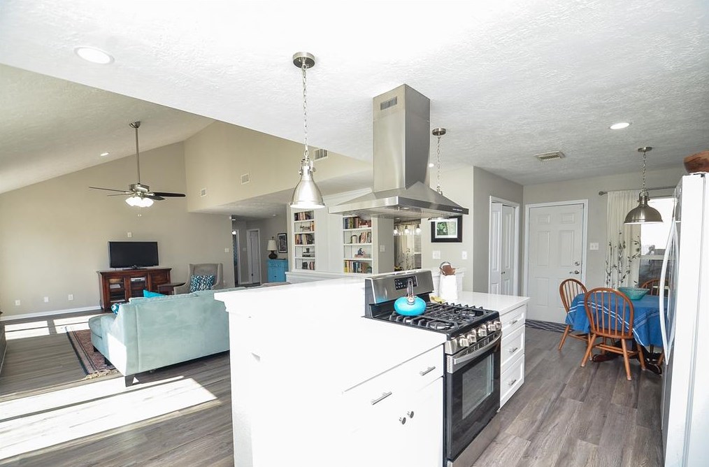 11311 Wickersham Ln, Houston TX  77027-4013 exterior