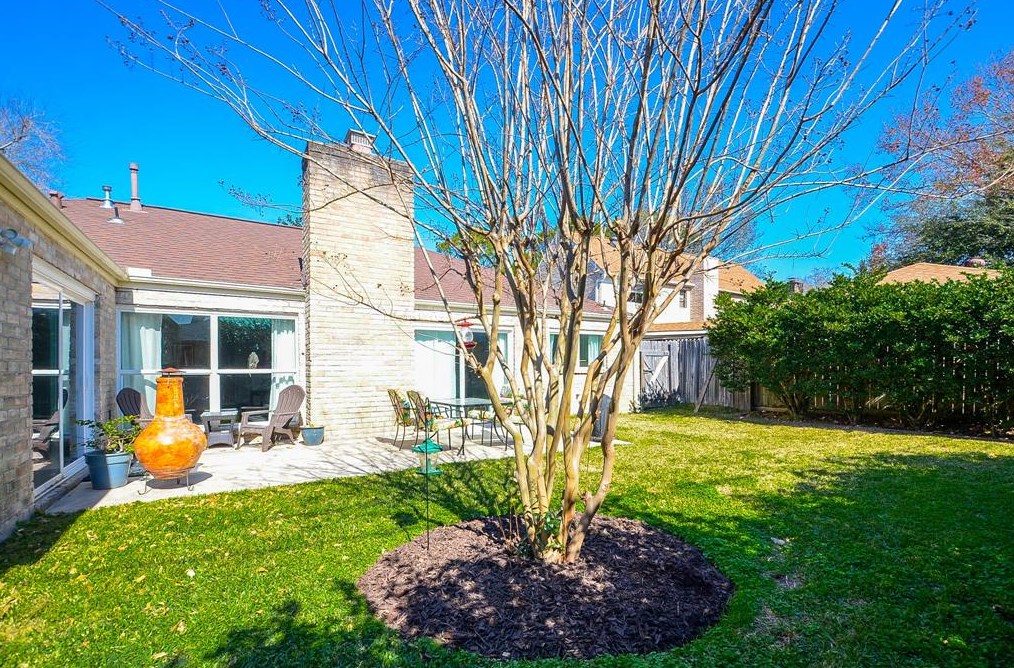 11311 Wickersham Ln, Houston TX  77027-4013 exterior