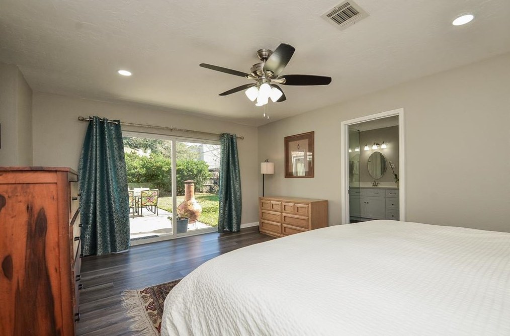 11311 Wickersham Ln, Houston TX  77027-4013 exterior