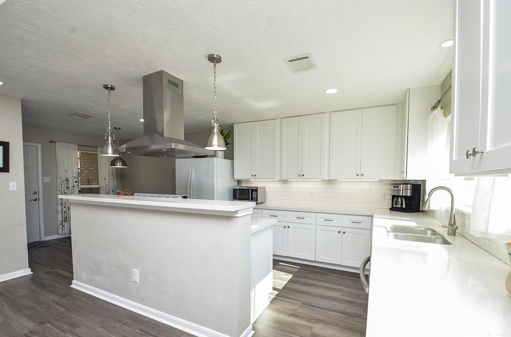 11311 Wickersham Ln, Houston TX  77027-4013 exterior