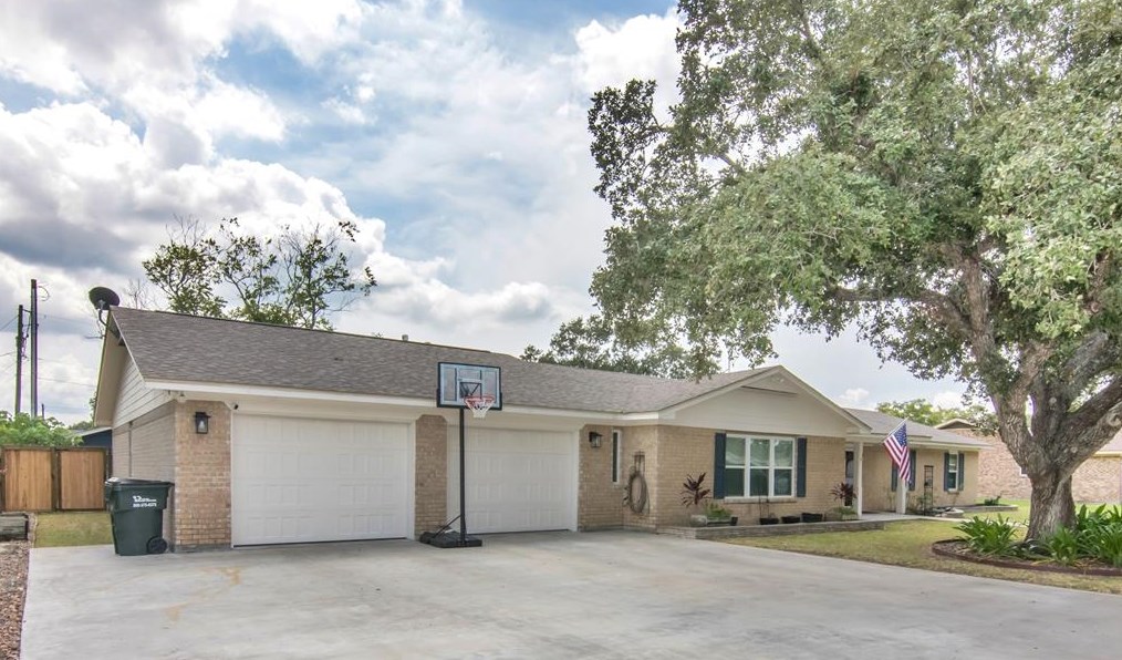 606 Wilson St, Edna, TX 77957