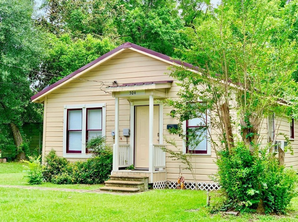 304 W Live Oak St, Woodville, TX 75979