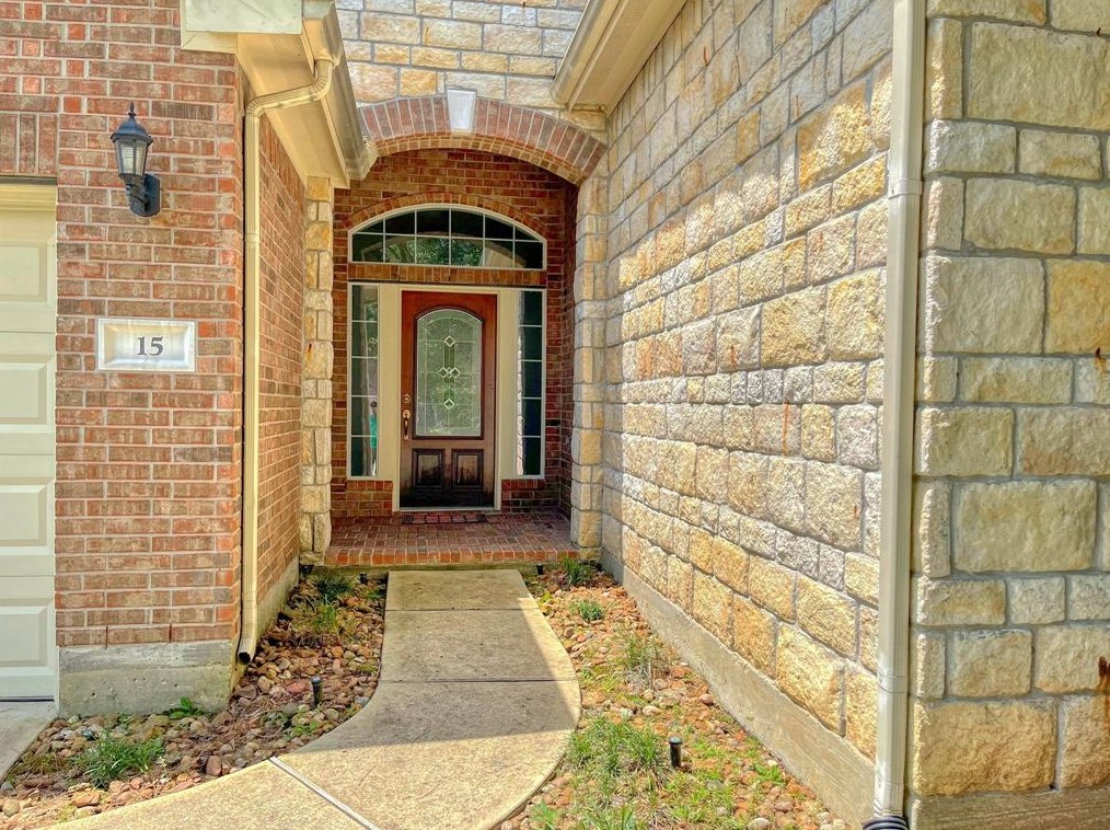 15 Griffin Hill Ct, Spring TX  77382-7000 exterior