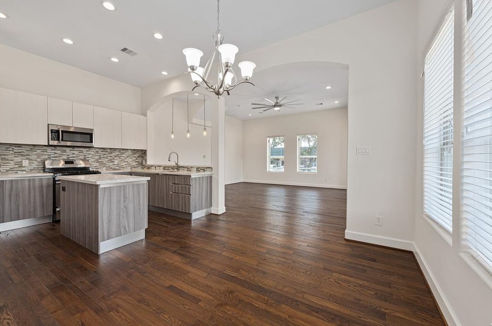 9424 Glenfield Ct, Houston, TX 77096-3818