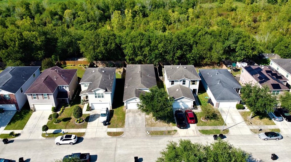 911 Staffordale Manor Ln, Houston TX  77047-4592 exterior