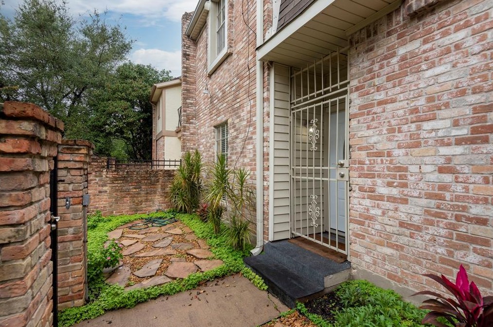 2511 Commonwealth St, Houston TX  77006-2572 exterior