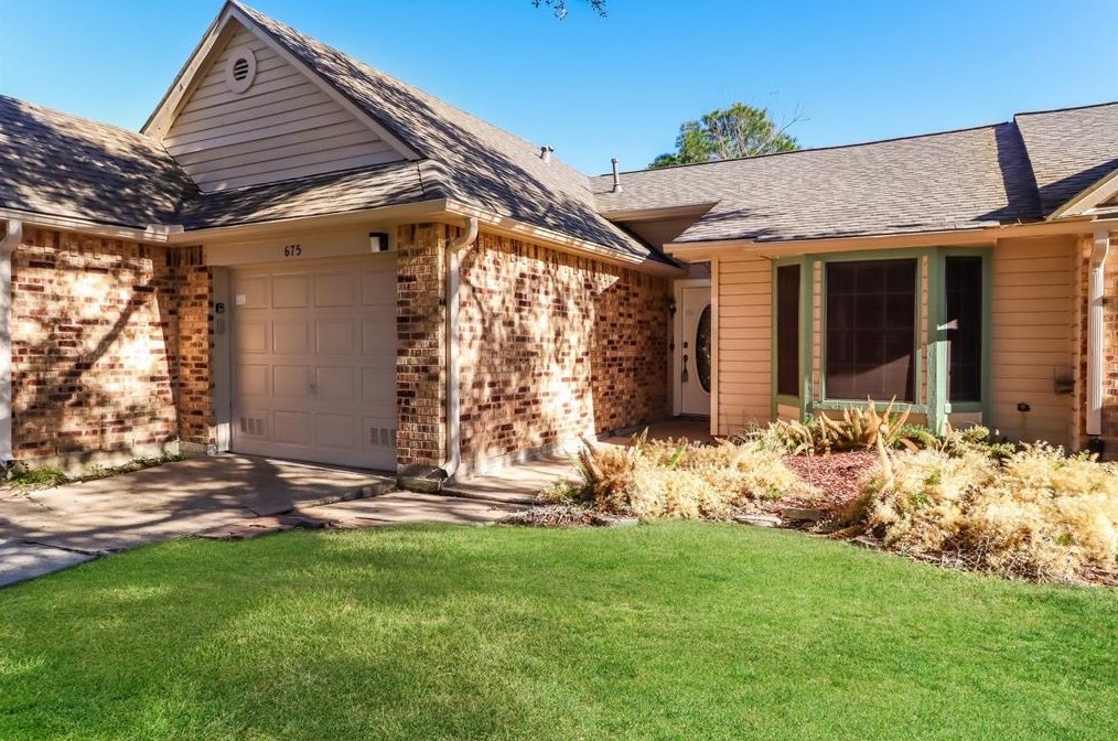 675 E Country Grove Cir, Pearland, TX 77584