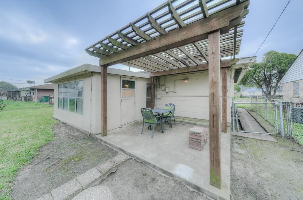 10807 Carlton, Houston TX  77047-1001 exterior