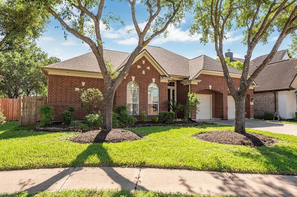 2103 Barton Creek Dr, Pearland, TX 77584
