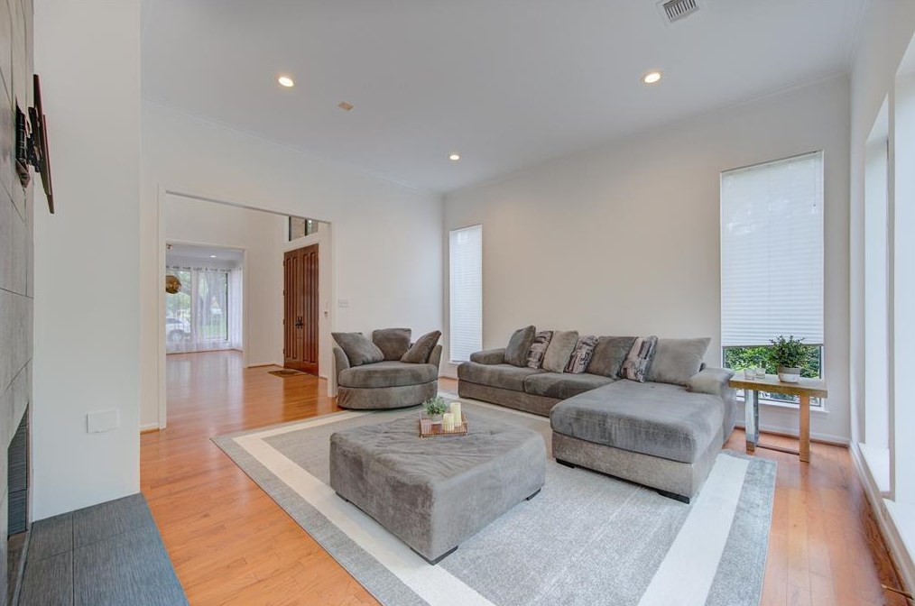 15835 Barkers Lndg Rd, Houston TX  77079-2422 exterior