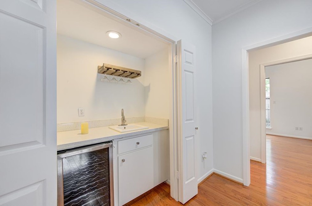 15835 Barkers Lndg Rd, Houston TX  77079-2422 exterior