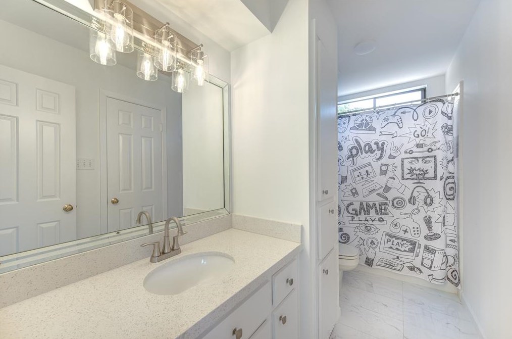 15835 Barkers Lndg Rd, Houston TX  77079-2422 exterior