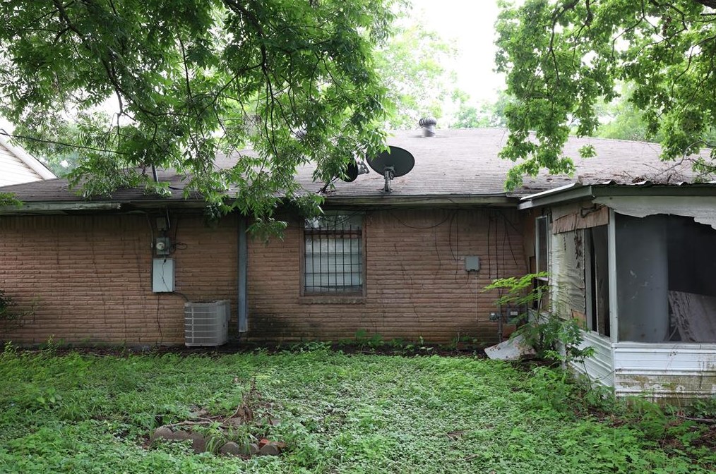 7003 Kingsway Dr, Houston TX  77087-6023 exterior