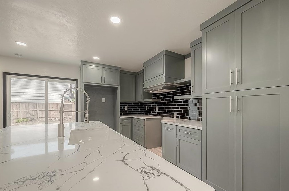 5715 Corl St, Houston TX 77087-4107 exterior