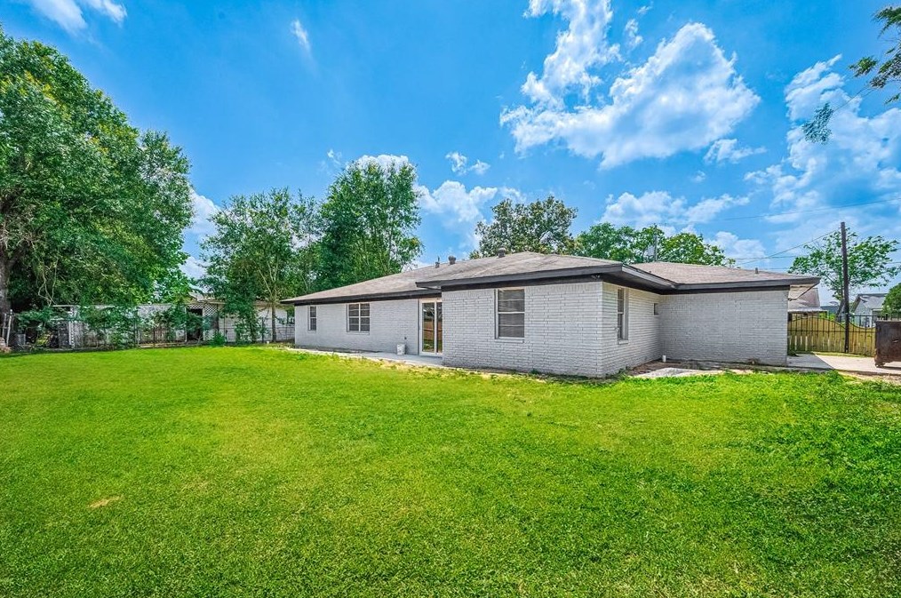 5715 Corl St, Houston TX 77087-4107 exterior