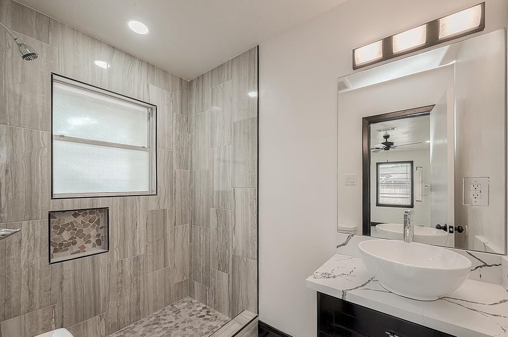 5715 Corl St, Houston TX 77087-4107 exterior