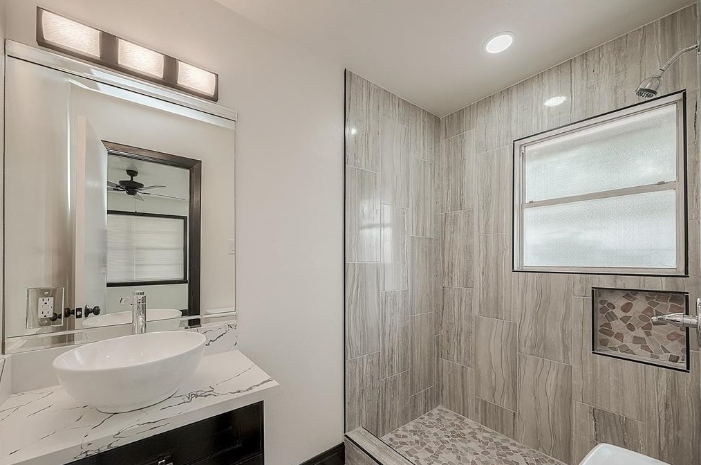 5715 Corl St, Houston TX 77087-4107 exterior