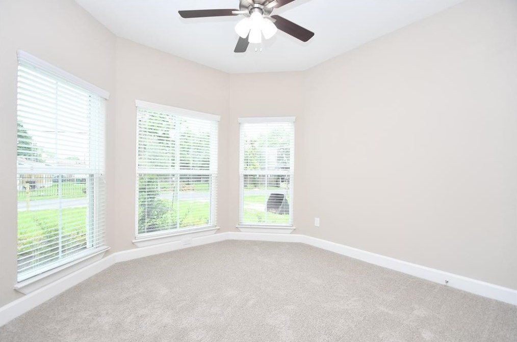 6612 Tuskegee St, Houston, TX 77091-2130