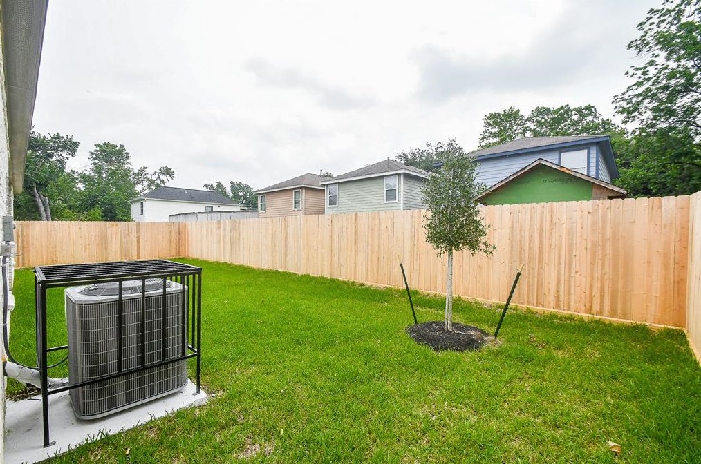6612 Tuskegee St, Houston TX  77091-4127 exterior