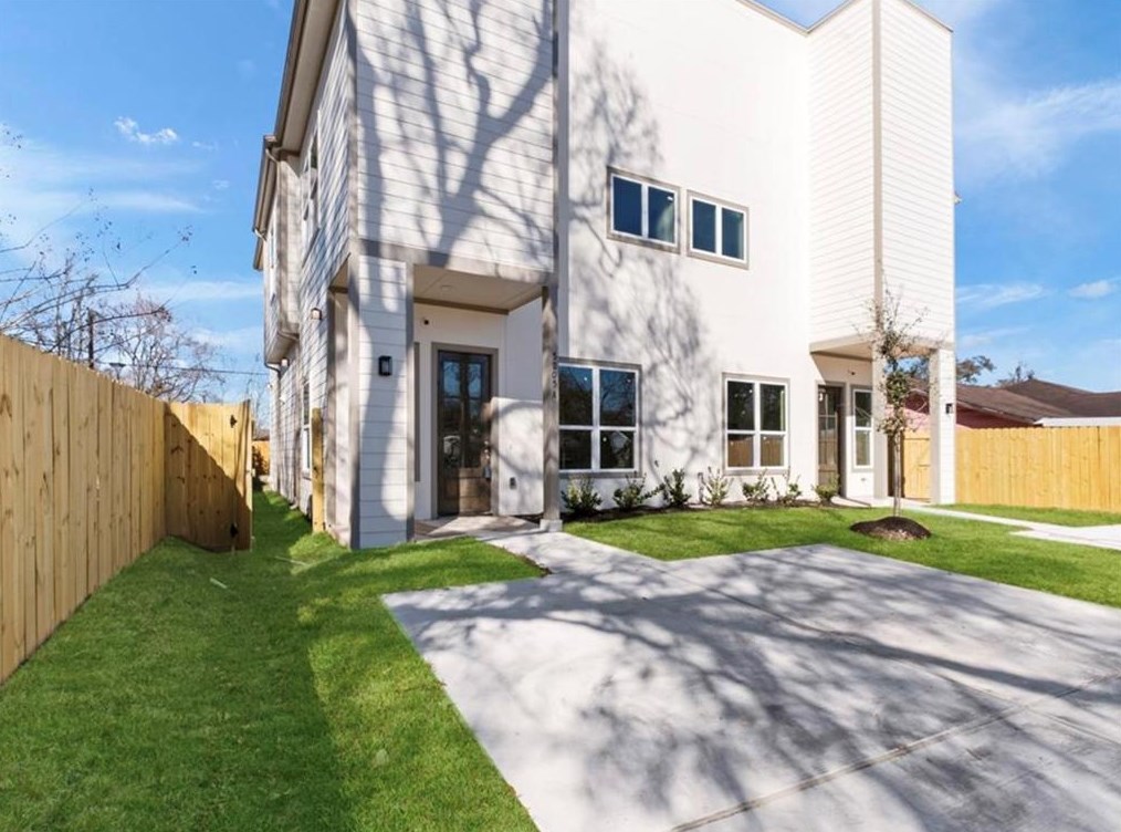 5031 Willow Glen Dr, Houston, TX 77033-3543