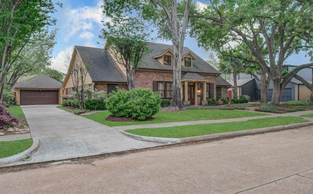 9607 Moonlight Dr, Houston, TX 77096-4121