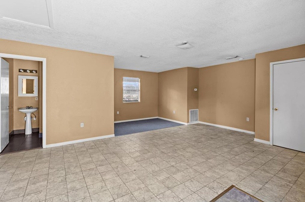 2200 Peach Ave #4, Bay City, TX 77414