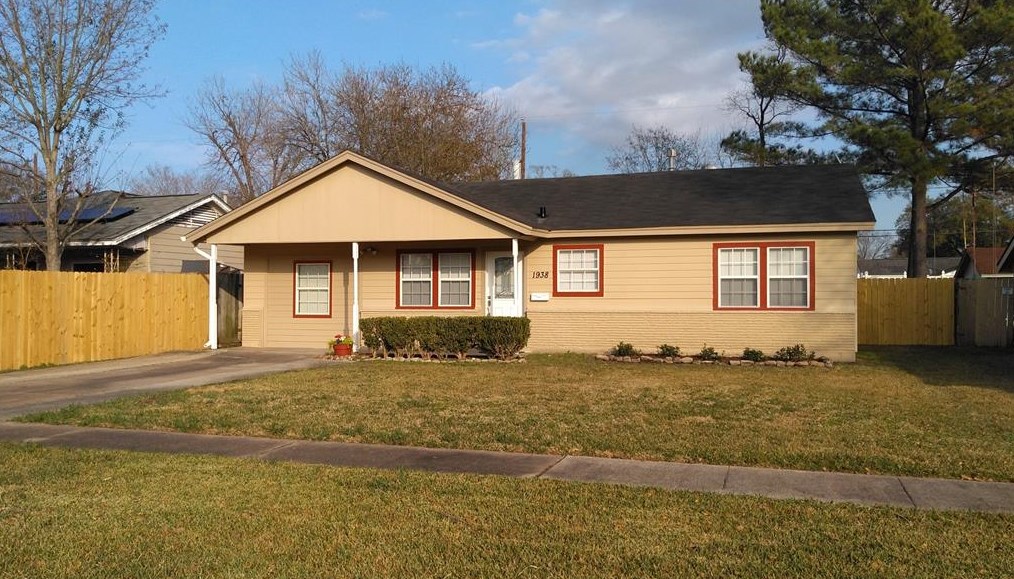1938 Coulcrest Dr, Houston TX  77055-1410 exterior