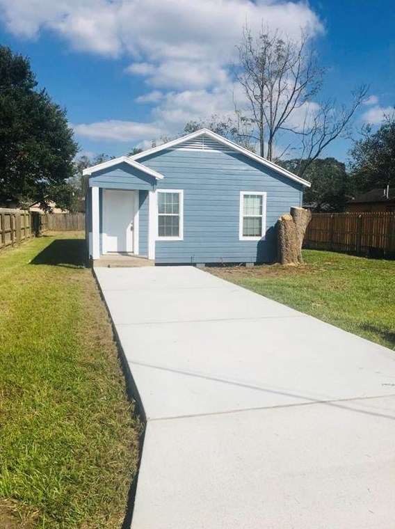 637 Loggins Dr, West Columbia, TX 77486