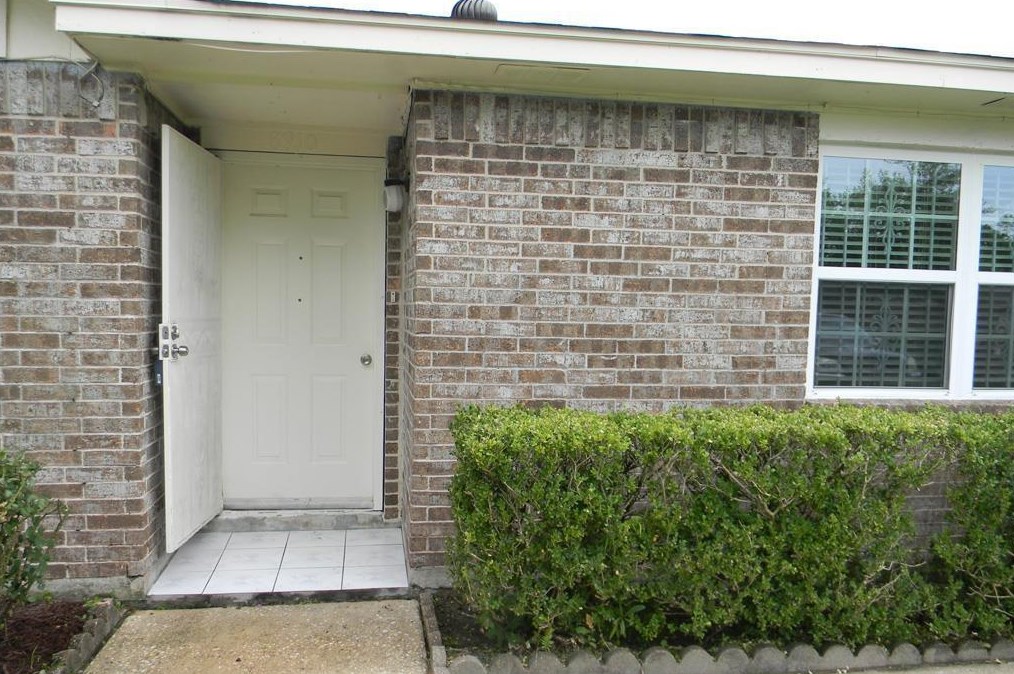 8910 Barton St, Houston, TX 77075