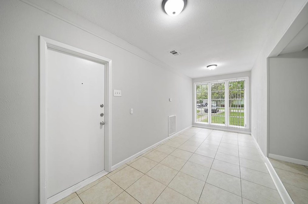 6730 E Bayou Dr, Hitchcock, TX 77563