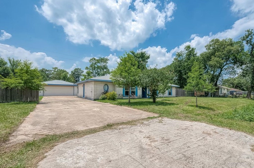 8025 Round Rock Dr, Houston, TX 77049-2432