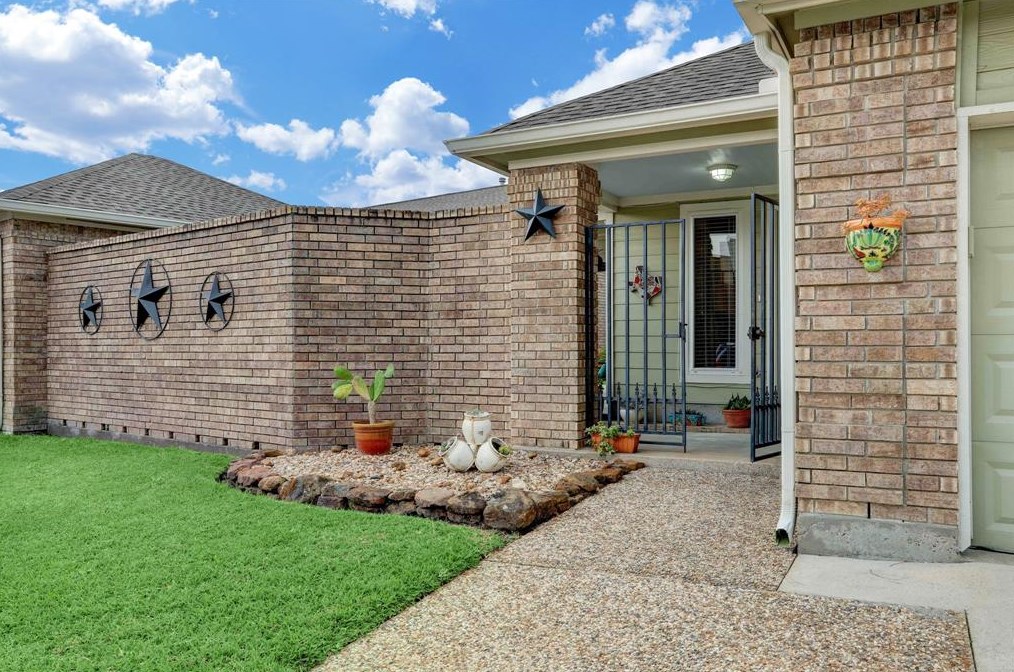 16802 Clear Oak Way, Houston, TX 77058-2282