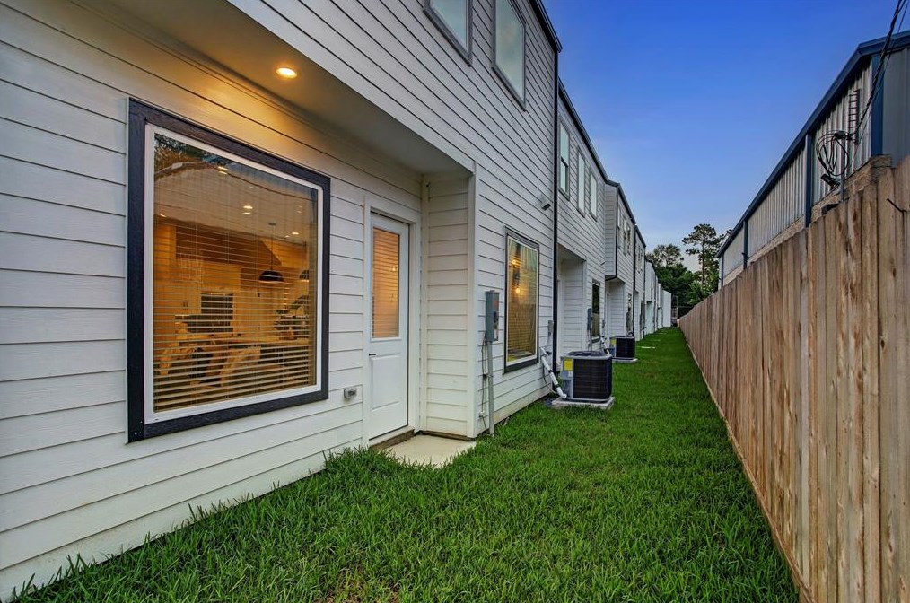 2046 Tidwell Rd, Houston TX  77028-1906 exterior