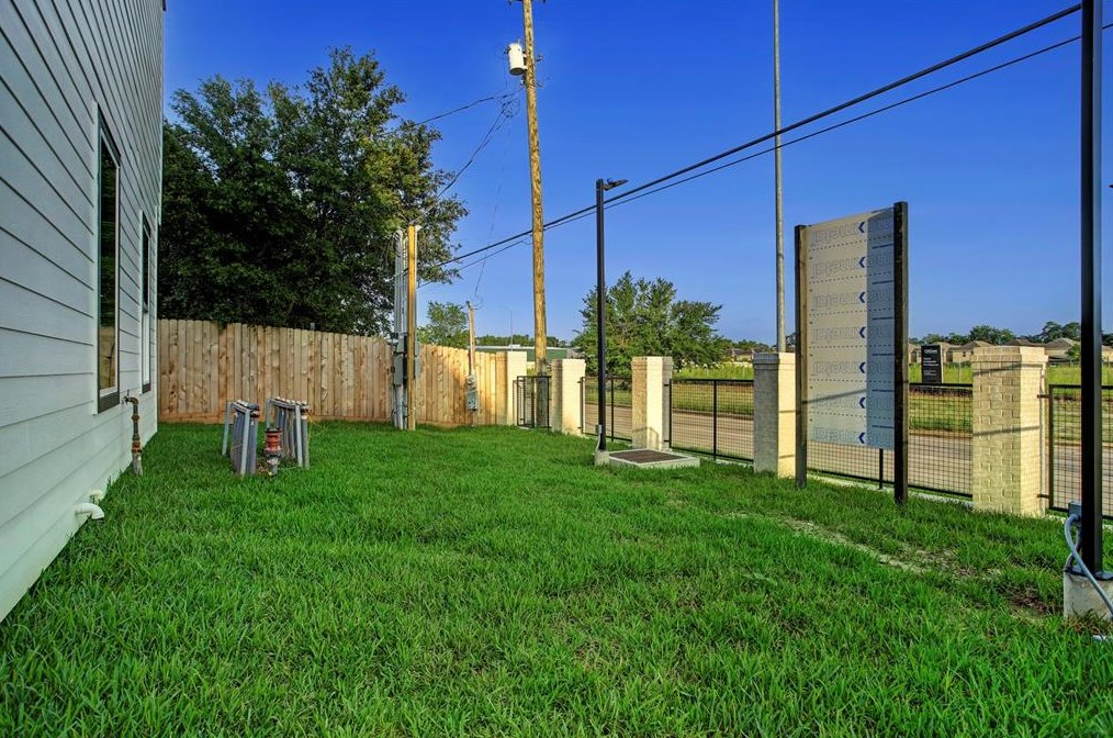 2046 Tidwell Rd, Houston TX  77028-1906 exterior