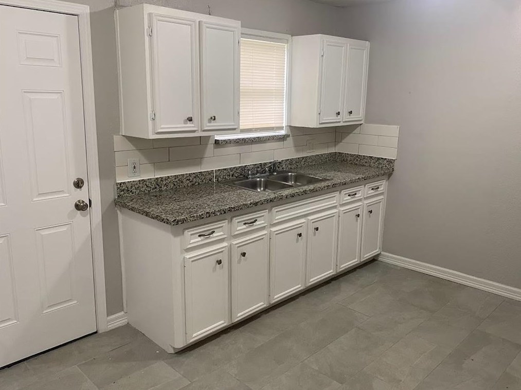 5226 Lyndhurst Dr, Houston TX  77033-2908 exterior