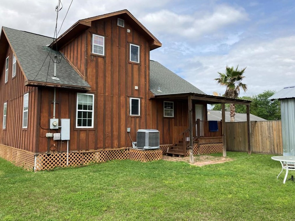 633 Bradley St, Taylor Lake Village, TX 77586